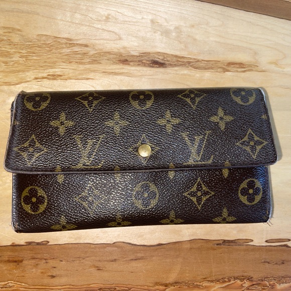 LOUIS VUITTON MONOGRAM INTERNATIONAL LONG WALLET - Picture 2 of 14